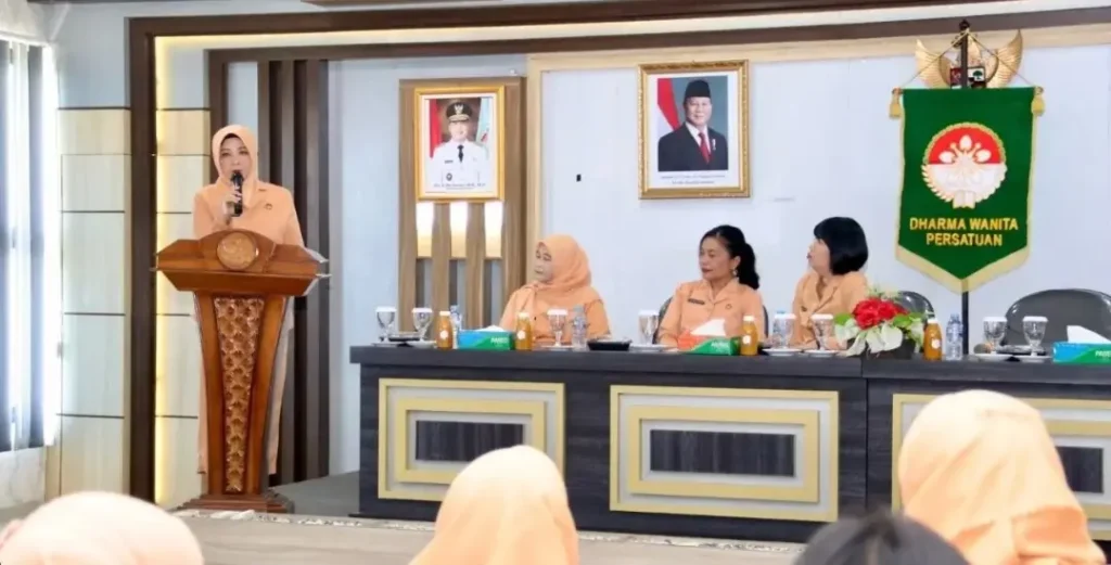 Ketua DWP Provinsi Kalimantan Barat, Windy Prihastari, memberikan sambutan dalam kegiatan pembinaan Dharma Wanita Persatuan di Aula BKAD Kalbar, Pontianak.