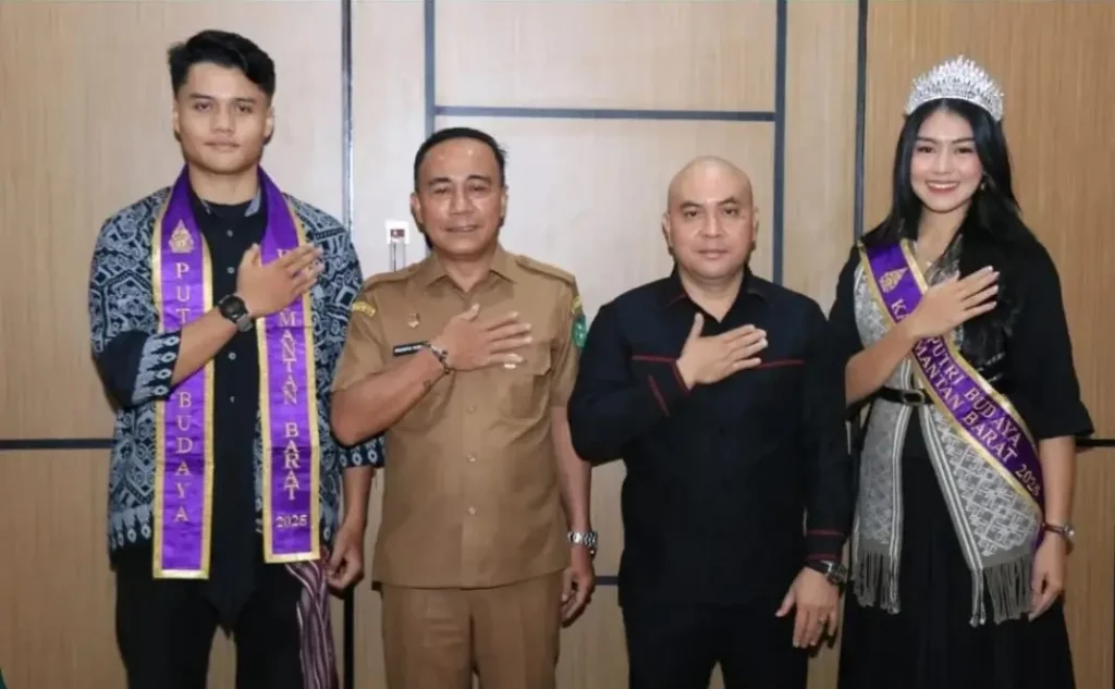 Wakil Gubernur Kalbar Krisantus Kurniawan bersama duta budaya Kalbar Putra Putri Budaya Indonesia 2025. (adpim.provkalbar)