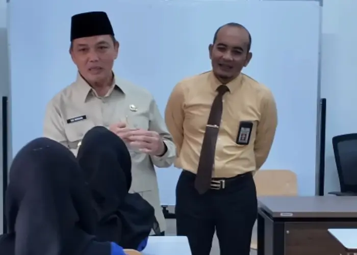 Gubernur Kalbar Ria Norsan meninjau kegiatan belajar mengajar Sekolah Rakyat Tahap 1C. (nstagram.com/rianorsan.id)