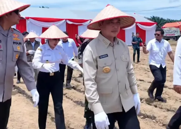 Gubernur Kalimantan Barat Ria Norsan bersama Kapolda Kalbar Irjen Pol. Pipit Rismanto memimpin Gerakan Penanaman Jagung Serentak Kuartal IV Tahun 2025. (instagram.com/rianorsan.id)