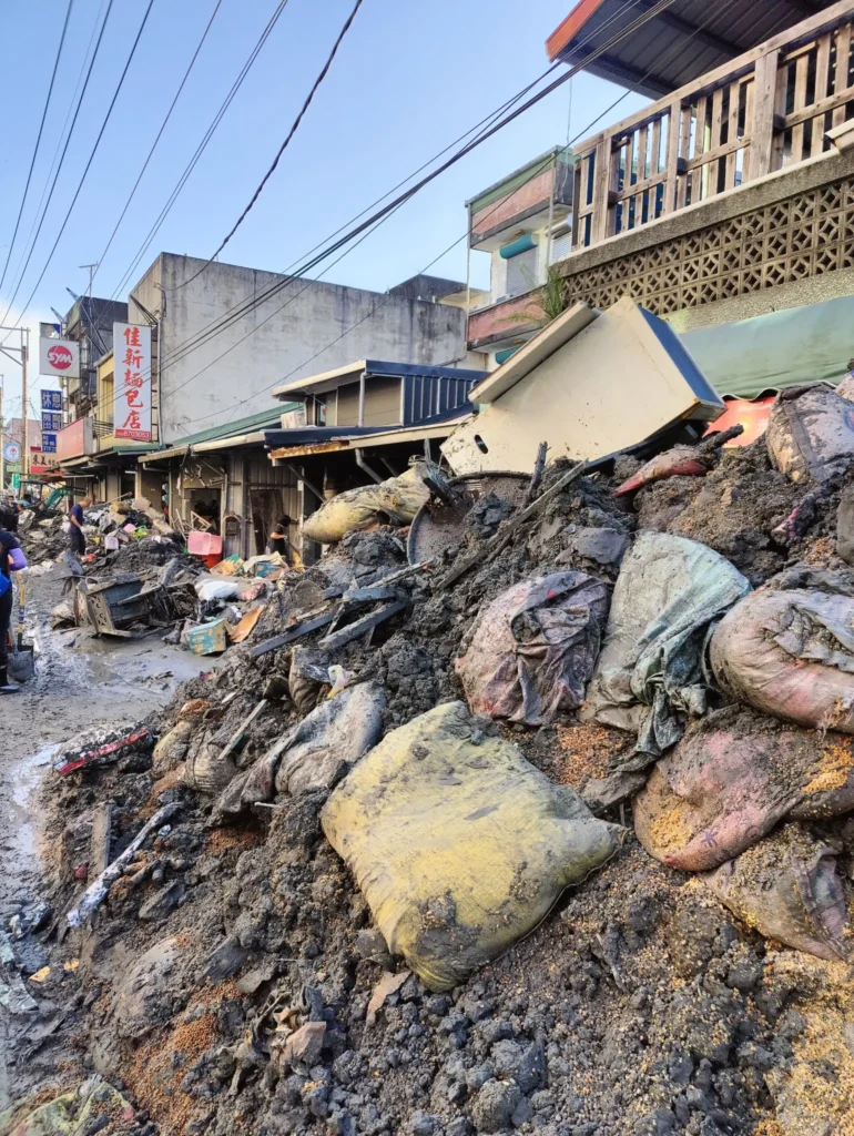 Kerusakan akibat Topan Ragasa di Guangfu, Taiwan. (x.com/AndyBxxx)