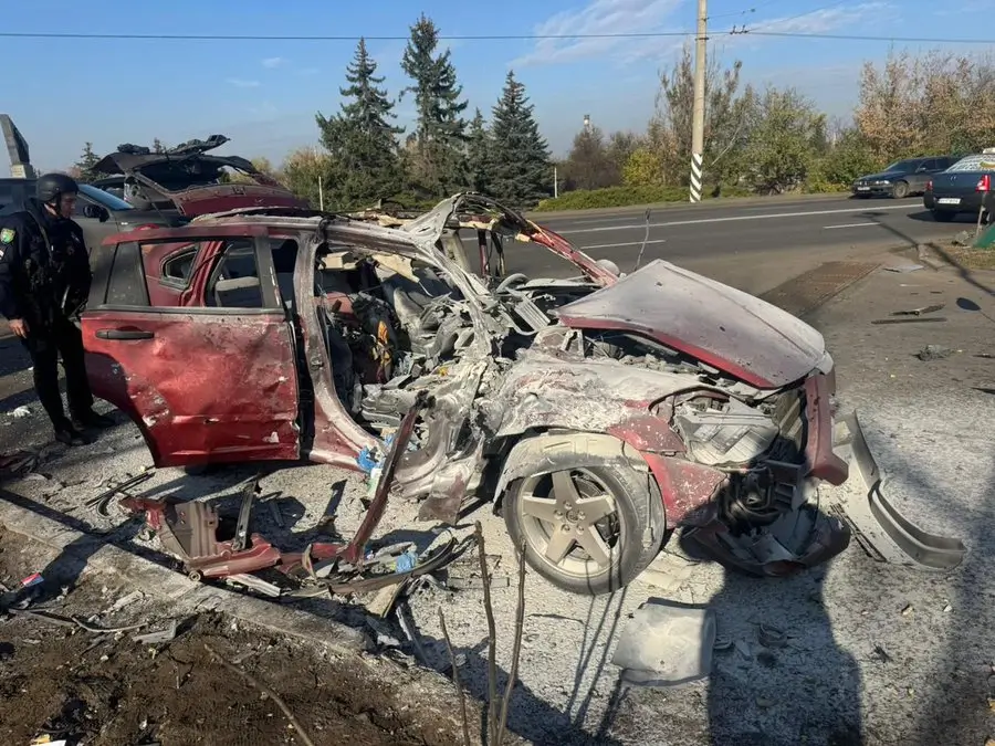 Kendaraan jurnalis Ukraina hancur akibat serangan drone Rusia di Kramatorsk, 23 Oktober 2025. (x.com/ZelenskyyUa)