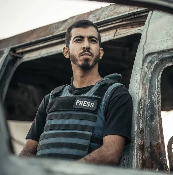 Jurnalis Palestina Saleh al-Jafarawi saat meliput konflik di Gaza sebelum tewas ditembak. (x.com/hafizsaadriaz)