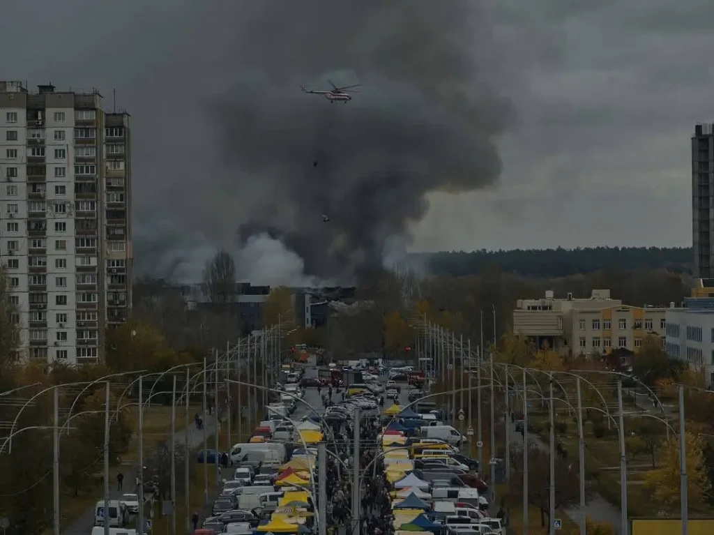 Suasana bangunan apartemen di Kyiv yang rusak akibat serangan udara Rusia. (x.com/KyivPost)