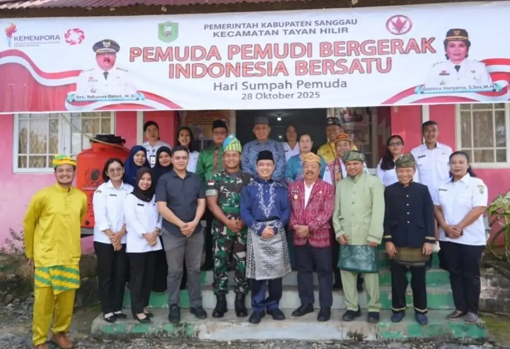 Gubernur Kalbar Ria Norsan berfoto bersama jajaran ASN dan pejabat daerah di Kantor Camat Tayan Hilir. (instagram.com/adpim.provkalbar)