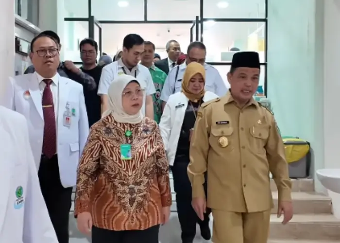 Gubernur Kalbar Ria Norsan saat kunjungan ke RSUD dr. Soedarso Pontianak meninjau kesiapan Program Fellowship Jantung bersama perwakilan Kemenkes RI.