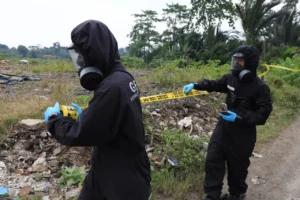 Satgas Penanganan Kontaminasi Cesium-137 bersama petugas memantau dan melakukan inspeksi langsung di lokasi kawasan industri Cikande. (kemenlh.go.id)