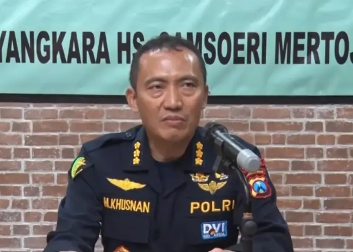 Kabiddokkes Polda Jatim Kombes Pol M. Khusnan Marzuki memberikan keterangan pers terkait identifikasi korban Ponpes Al-Khoziny. (instagram.com/humaspoldajatim)