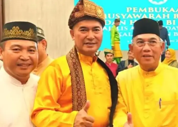Ketua DPD MABM Kota Singkawang, H. Asmadi (tengah) memimpin latihan tim dzikir nazam sebagai persiapan tampil pada Festival Muhibah Borneo 2025 di Sarawak, Malaysia.
