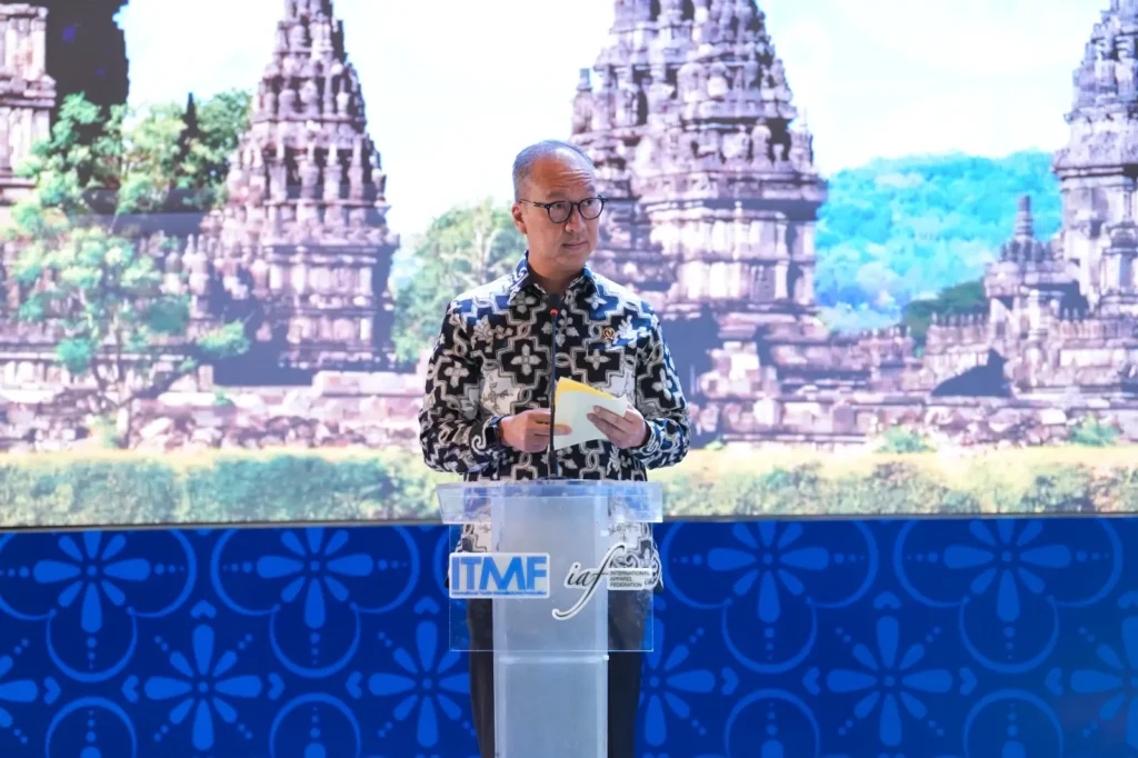 Menteri Perindustrian Agus Gumiwang Kartasasmita saat memberikan sambutan di ITMF & IAF World Fashion Convention 2025 di Yogyakarta. (Dok. Kemenperin)