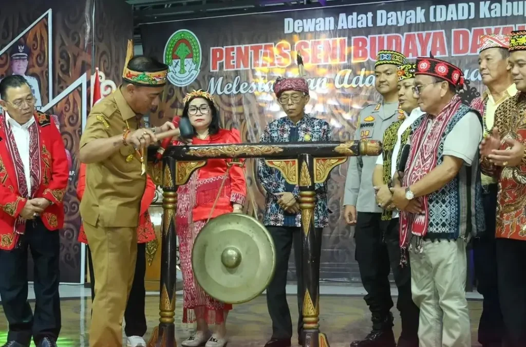 Wagub Krisantus membuka Pentas Seni Budaya Dayak XI di Ketapang. (instagram.com/psbdketapang)