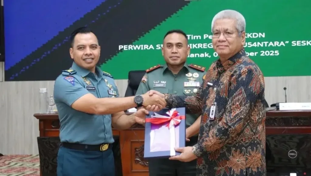 Sekda Kalbar Harisson menerima naskah Executive Summary KKDN Sesko TNI Angkatan 54 di Balai Petitih Kantor Gubernur Kalbar. (instagram.com/adpim.provkalbar)
