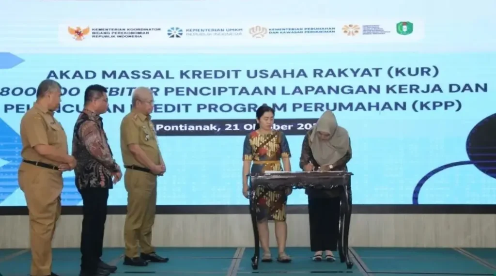 Sekda Kalimantan Barat Harisson saat penandatanganan akad massal KUR bersama perwakilan Bank Kalbar dan Himbara di Aula Garuda, Kompleks Kantor Gubernur Kalbar. (instagram.com/adpim.provkalbar)