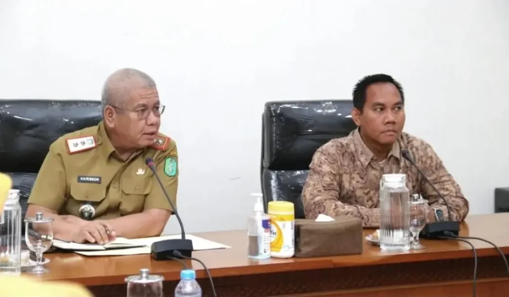 Sekda Kalbar Harisson bersama perwakilan KPK membahas program PAKSI-API di Kantor Gubernur Kalbar. (instagram.com/adpim.provkalbar)
