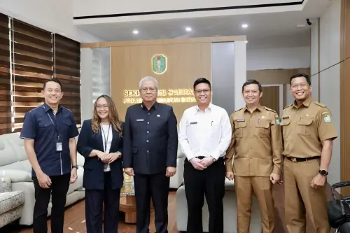 Sekda Kalbar Harisson bersama perwakilan PT Jamkrindo dalam audiensi penjaminan UMKM di Pontianak. (MC Kalbar)
