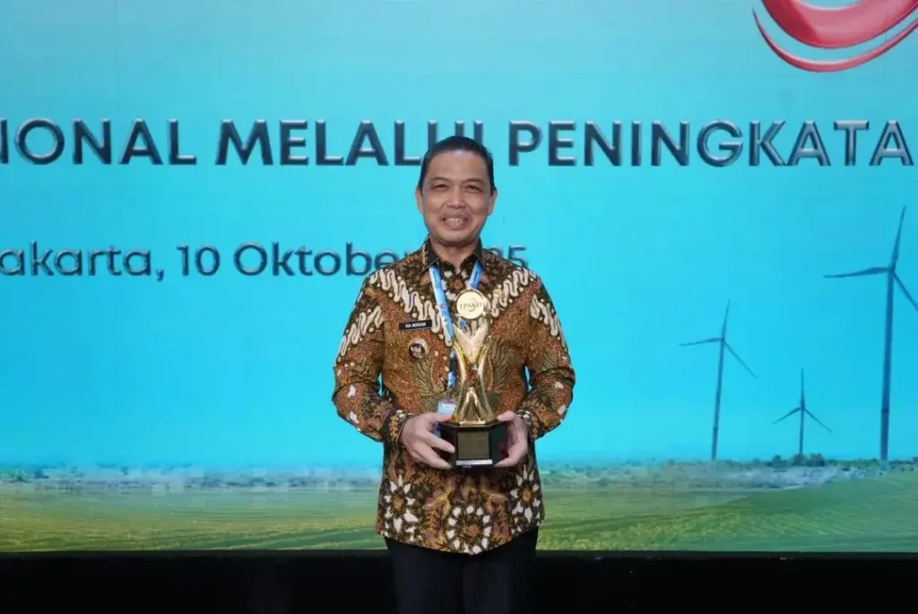 Gubernur Kalimantan Barat Ria Norsan menerima penghargaan TPAKD Award 2025 sebagai TPAKD Provinsi Terbaik wilayah Kalimantan di Jakarta. (instagram.com/membangunkalbar)