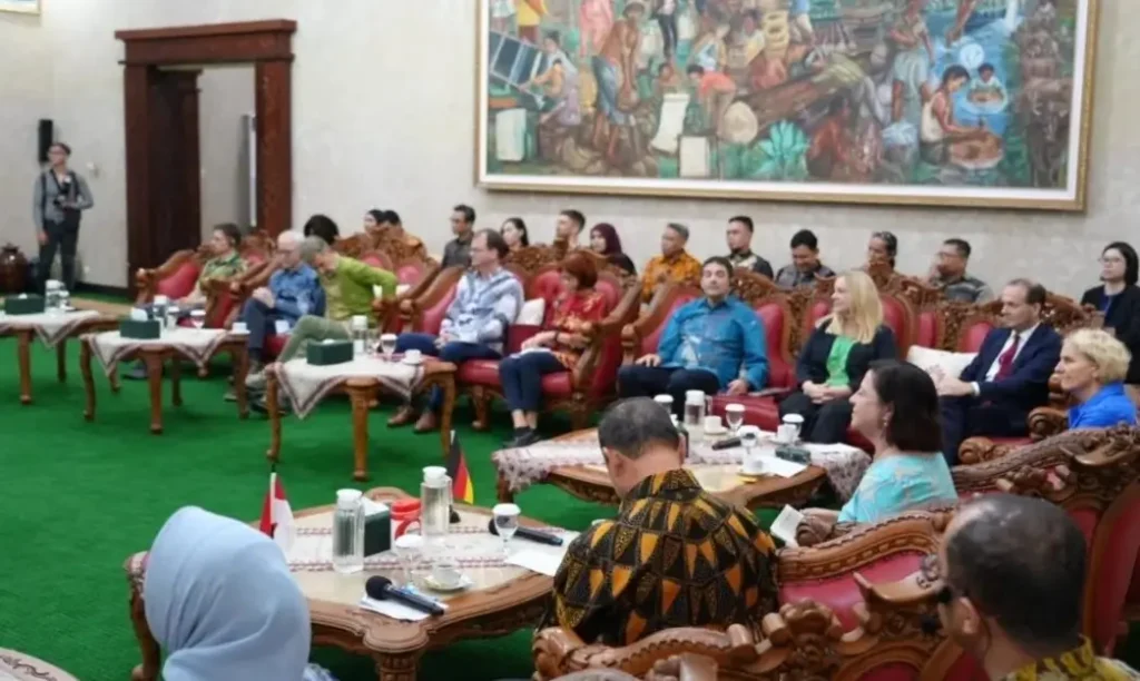 Wakil Menteri BMZ Jerman Bärbel Kofler bersama Gubernur Kalbar Ria Norsan membahas kerja sama investasi energi terbarukan di Pontianak. (instagram.com/adpim.provkalbar)