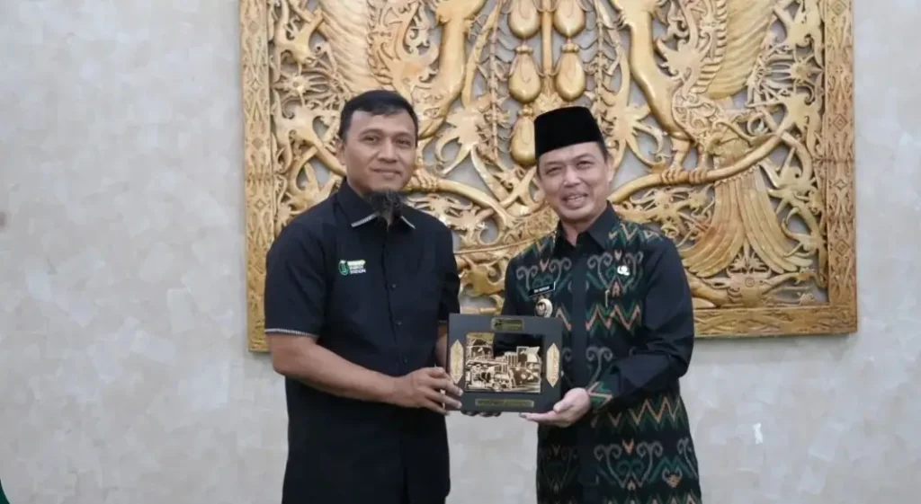 Gubernur Kalimantan Barat Ria Norsan saat pertemuan koordinasi distribusi BBM dan gas dengan Pertamina Patra Niaga di Istana Rakyat, Kalbar, Kamis (9/10/2025). (instagram.com/adpim.provkalbar)