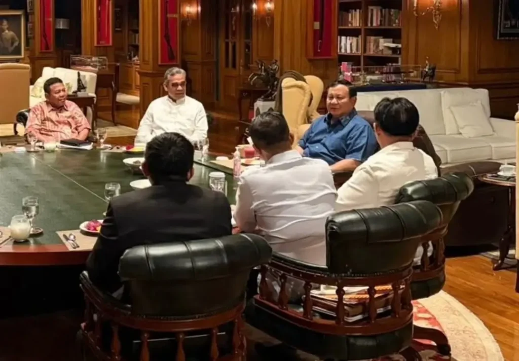Presiden Prabowo Subianto menerima Ketua MPR Ahmad Muzani dan para menteri di kediaman Hambalang membahas isu nasional. (instagram.com/sekretariat.kabinet)