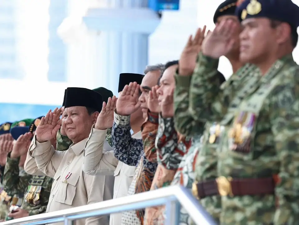 Presiden Prabowo Subianto menyaksikan defile Alutsista TNI dalam perayaan HUT ke-80 di Monas, Jakarta. (instagram.com/presidenrepublikindonesia)