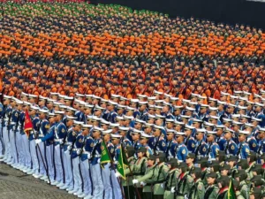 Defile pasukan TNI dari tiga matra berjalan tegap di depan mimbar kehormatan saat perayaan HUT ke-80 di Monas. (instagram.com/presidenrepublikindonesia)