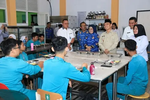 Suasana siswa SMK N 5 menikmati Program Makan Bergizi Gratis Kalbar. (MC Kalbar)