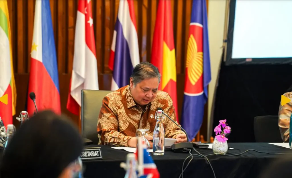 Menko Perekonomian Airlangga Hartarto menyampaikan arah kebijakan ekonomi digital ASEAN dalam The 14th DEFA Negotiating Committee Meeting di Jakarta. (Ekon.go.id)