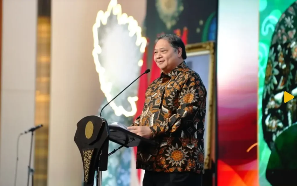 Menteri Koordinator Bidang Perekonomian Airlangga Hartarto menyampaikan pidato pembukaan Indonesia Sharia Economic Festival (ISEF) 2025 di Jakarta, Rabu (8/10/2025). (ekon.go.id)