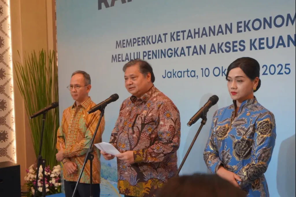 Menko Airlangga Hartarto menyampaikan sambutan pada Rakornas TPAKD 2025 di Jakarta, menekankan pentingnya akses dan literasi keuangan untuk Indonesia Emas 2045. (Ekon.go.id)