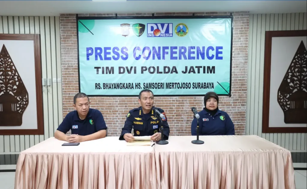 Konferensi pers Tim DVI Polda Jatim terkait identifikasi korban Ponpes Sidoarjo. (mediahub.polri.go.id)
