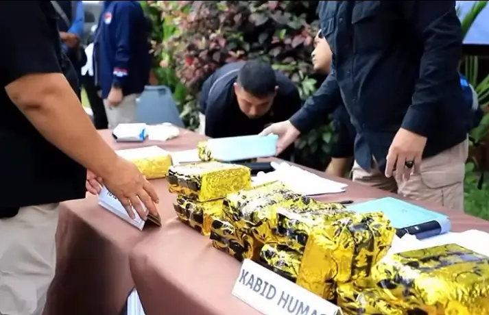 Polda Jabar menunjukkan barang bukti sabu, ganja, dan senjata api hasil pengungkapan jaringan narkoba internasional. (instagram.com/humaspoldajabar)