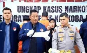 Kabid Humas Polda Jabar Kombes Pol Hendra Rochmawan bersama Dirresnarkoba Polda Jabar Kombes Pol Albert RD saat rilis pengungkapan jaringan narkoba internasional. instagram.com/humaspoldajabar)