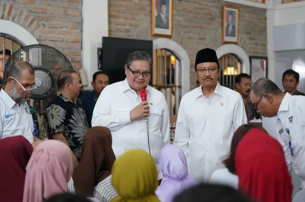 Menko Airlangga Hartarto mewakili Presiden Prabowo Subianto meluncurkan BLT Kesejahteraan dan Program Magang Lulusan 2025. (Ekon.go.id)