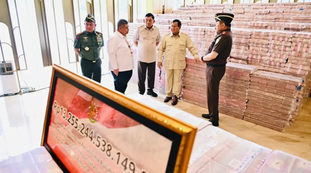 Presiden Prabowo menghadiri penyerahan Rp13,25 triliun uang pengganti korupsi CPO oleh Kejaksaan Agung. (BPMI Setpres/Laily Rachev)