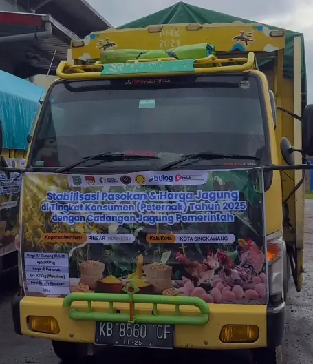 Wali Kota Singkawang Tjhai Chui Mie melepas armada truk pengangkut jagung subsidi program SPHS di Gudang Bulog Jalan Alianyang.