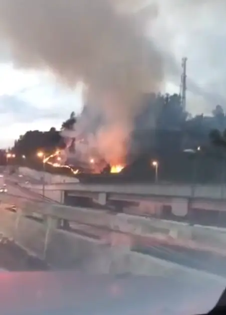 Tangkapan layar -Rekaman video memperlihatkan kobaran api besar dan asap tebal saat kebakaran hutan melanda kawasan Taman Perdana Heights, Seksyen U10, Puncak Perdana, Shah Alam. (x.com/Msia_Update)