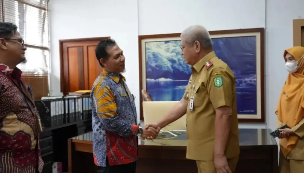 Sekda Kalbar Harisson bersama Kepala KPP Pratama Pontianak membahas percepatan pelaporan SPT dan penyerapan anggaran 2025 di Pontianak. (instagram.com/adpim.provkalbar)