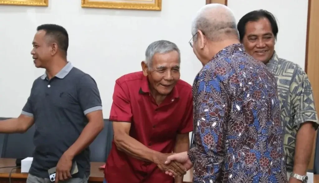 Sekda Kalbar Harisson menerima aspirasi masyarakat adat Ketungau Hulu mengenai status hutan adat. (instagram.com/adpim.provkalbar/)