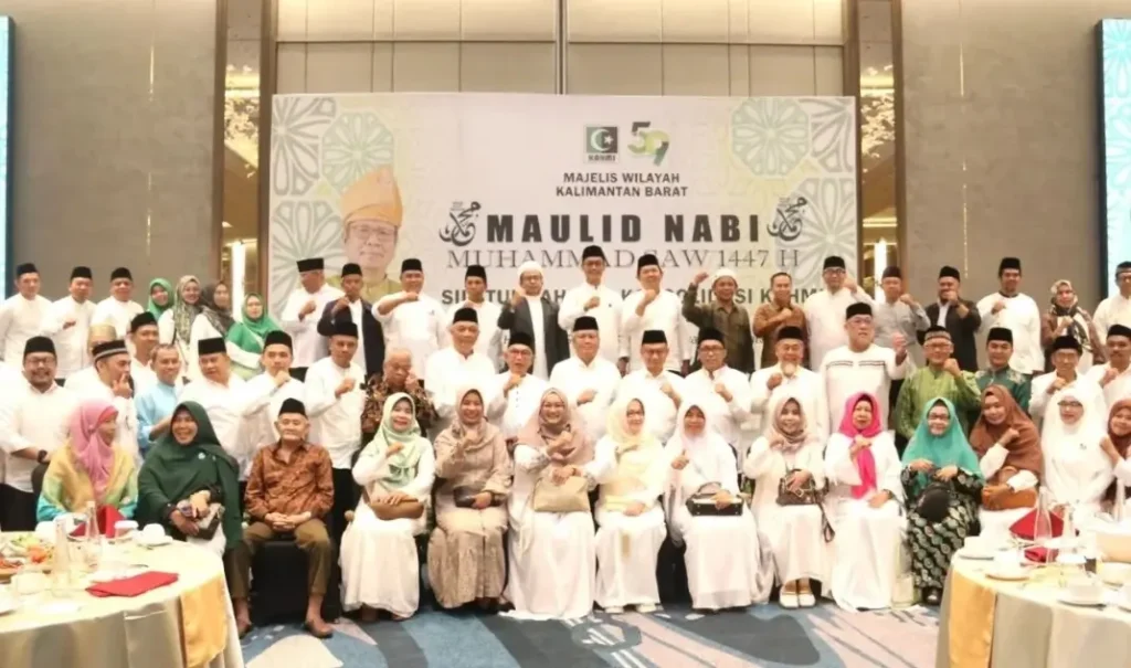 Sekda Kalbar Harisson bersama anggota KAHMI Kalbar menghadiri peringatan Maulid Nabi 1447 H di Hotel Novotel Pontianak. (instagram.com/adpim.provkalbar)