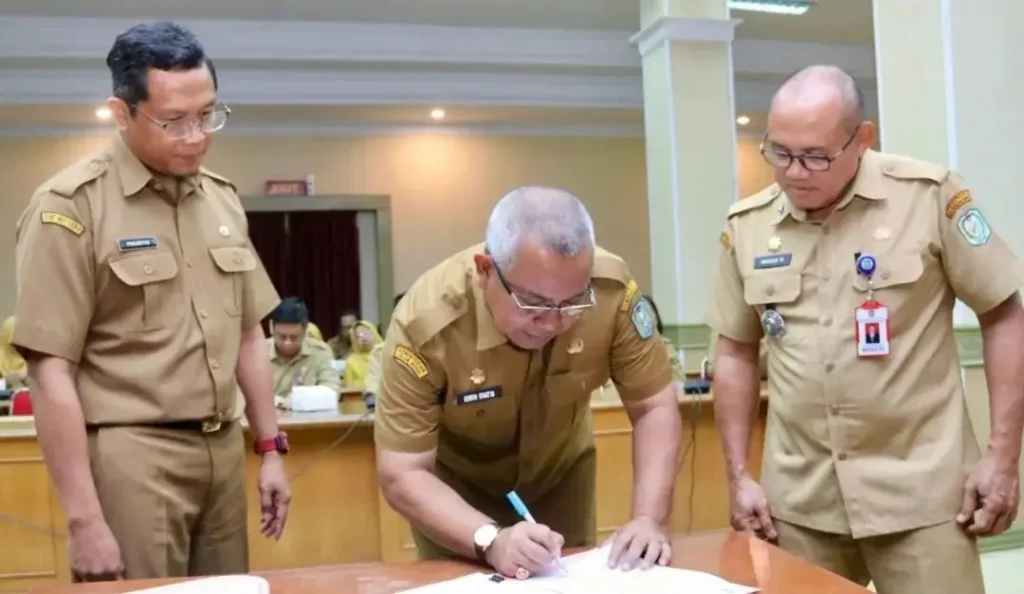 Momen pelantikan Aswin Khatib sebagai Sekda Sanggau disaksikan jajaran Pemprov Kalbar. (instagram.com/adpim.provkalbar)