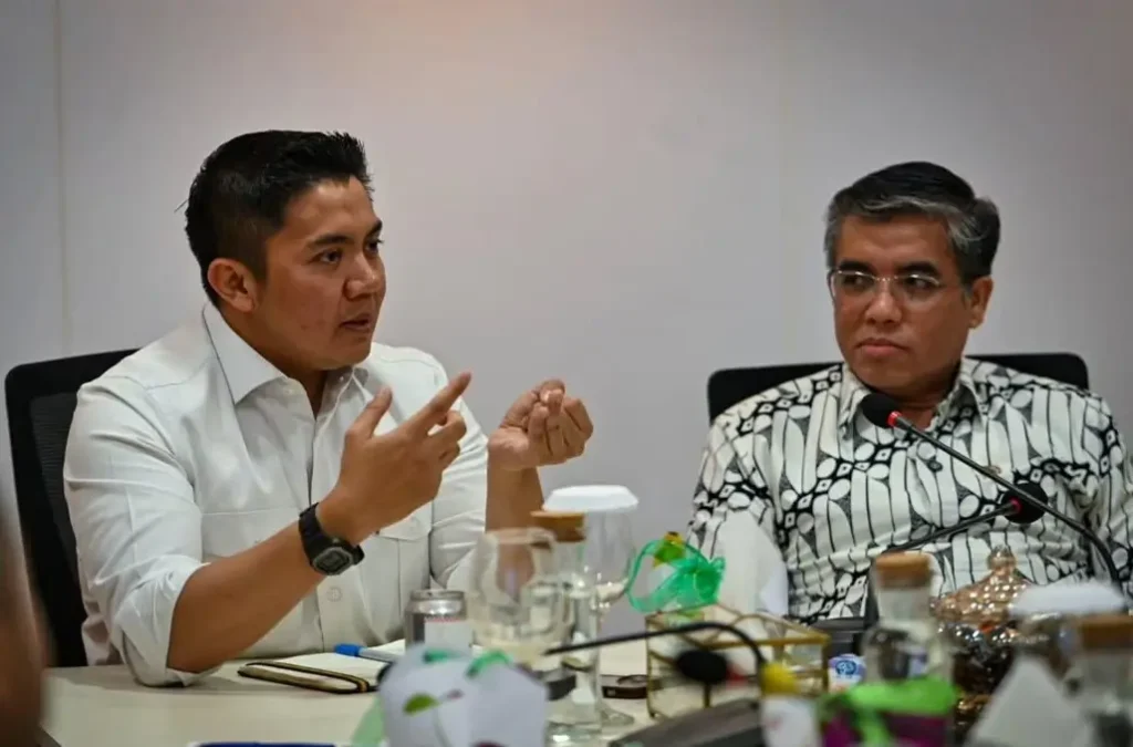 Suasana rapat Sekretaris Kabinet Teddy Indra Wijaya bersama Menaker membahas Program Magang Nasional. (Instagram.com/sekretariat.kabinet)