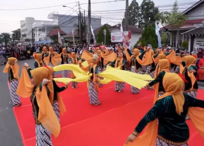 Penari mengenakan busana kebaya tradisional tampil anggun pada acara Singkawang Street Fashion 2025. (instagram.com/disdikbudskw)