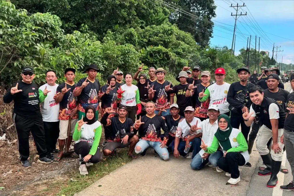 Wali Kota Singkawang Tjhai Chui Mie beserta masyarakat menanam pohon pada peringatan Hari Jadi ke-24. (instagram.com/tjhaichuimie)