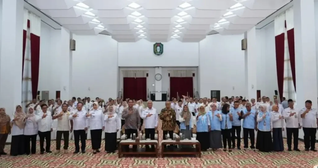 Sekda Kalbar Harisson dan Ketua Satgas Sertifikasi dan Pemberdayaan KPK Sugiarto dalam sosialisasi budaya antikorupsi. (instagram.com/adpim.provkalbar)