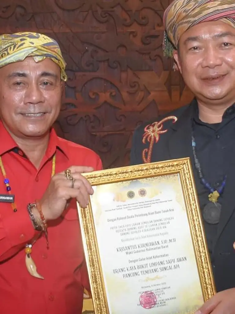 Wakil Gubernur Kalbar Krisantus Kurniawan menerima gelar adat kehormatan dari masyarakat adat Ketapang. (instagram.com/krisantus_kurniawan)