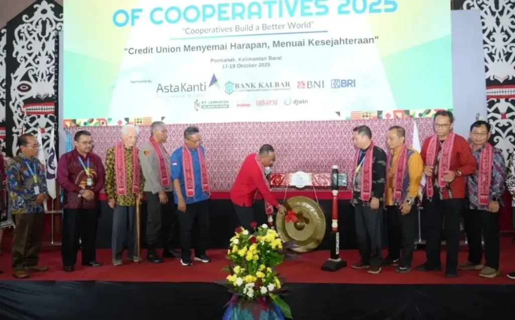 Wagub Kalbar Krisantus Kurniawan saat membuka International Credit Union Day 2025, ia menegaskan pentingnya peran Credit Union (CU) dalam mengentaskan kemiskinan. (instagram.com/adpim.provkalbar)
