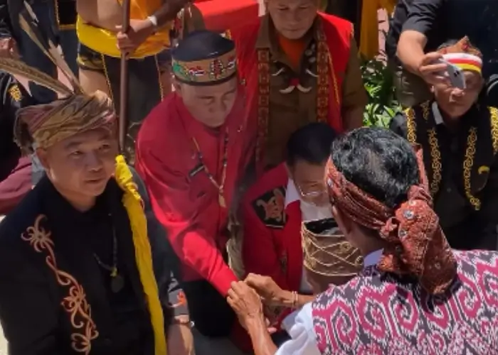 Wagub Kalbar, Krisantus Kurniawan saat prosesi sakral Naik Jurongk Tinggi masyarakat adat Dayak di Ketapang. (Prokopim Ketapang)