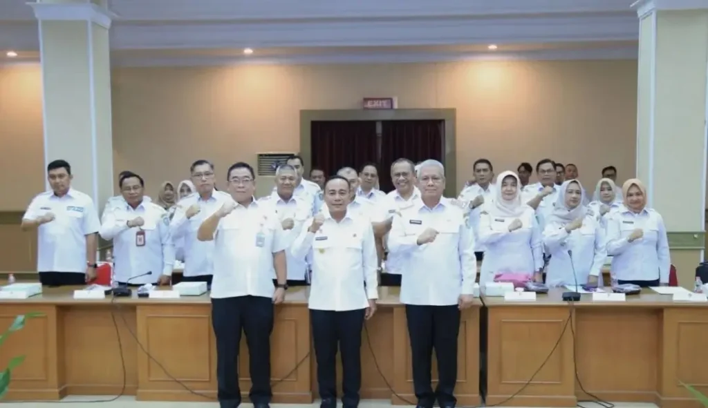 Wakil Gubernur Kalbar Krisantus Kurniawan memimpin Exit dan Entry Meeting BPK di Ruang Rapat Tengkawang, menekankan transparansi keuangan daerah. (instagram.com/adpim.provkalbar)