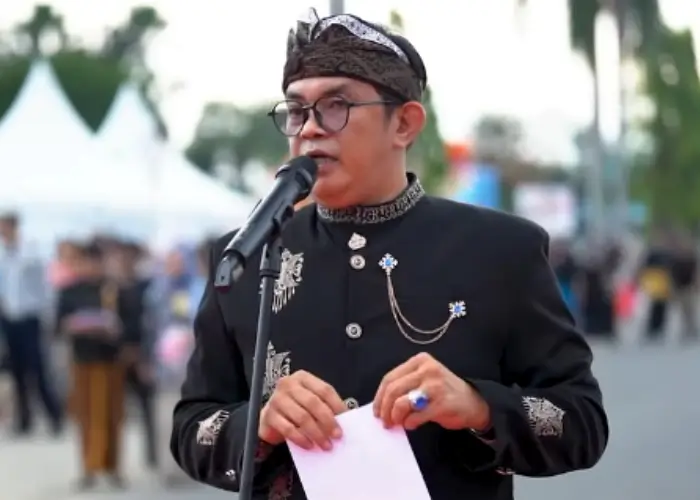 Wakil Wali Kota Singkawang Muhammadin memberikan sambutan saat membuka Singkawang Street Fashion 2025. (instagram.com/muhammadin_hm)