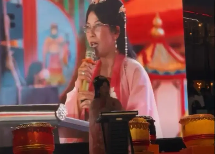 Wali Kota Singkawang Tjhai Chui Mie membuka Singkawang Mooncake Festival 2025 di Vihara Tri Dharma Bumi Raya bersama Forkopimda